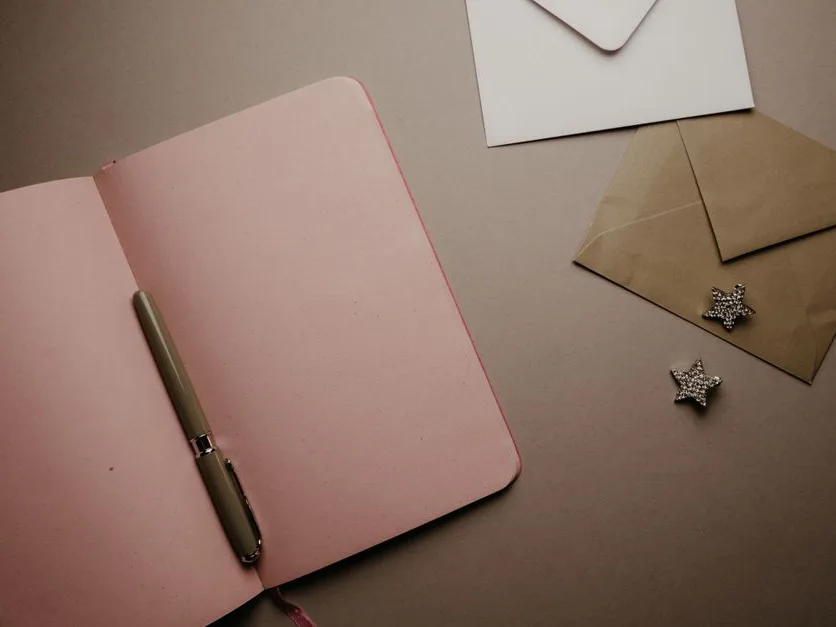 Carnet ouvert, enveloppes et courrier sur le bureau de la rédaction